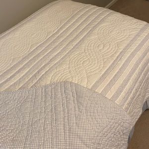 Ralph Lauren reversible blue and white quilt. Twin. 100% cotton.